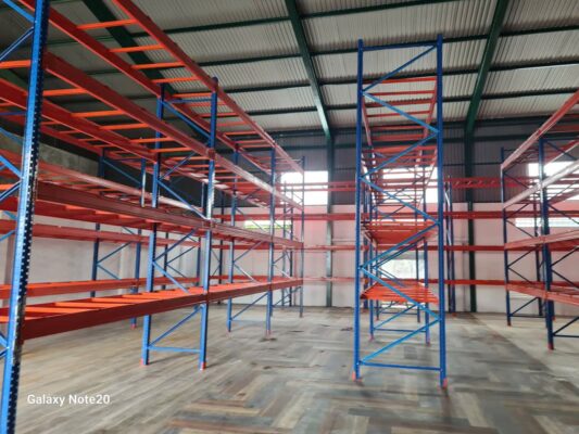 Cách chọn kệ Selective phù hợp với hàng hóa, xe nâng và diện tích kho. 1 ke hang 90